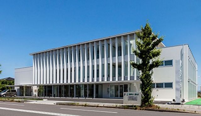 白い建物の外観