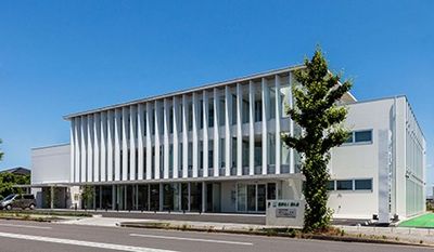 白い建物の外観