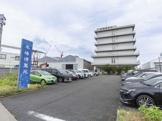 駐車場と建物の外観
