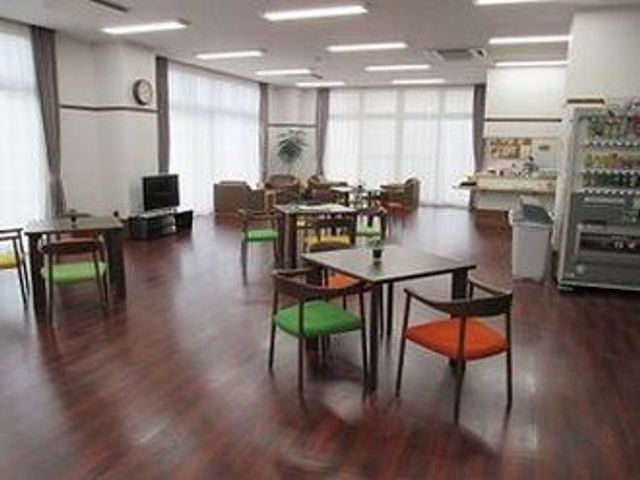 共有スペースの様子 ダイニングルーム ゆったりとした明るいダイニングルームです。カラフルな椅子が配置され、居心地の良い雰囲気を感じられます。