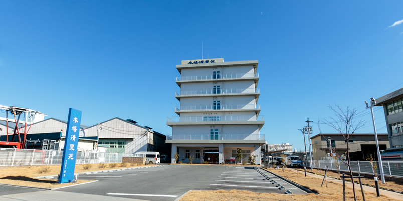 広々とした建物の外観