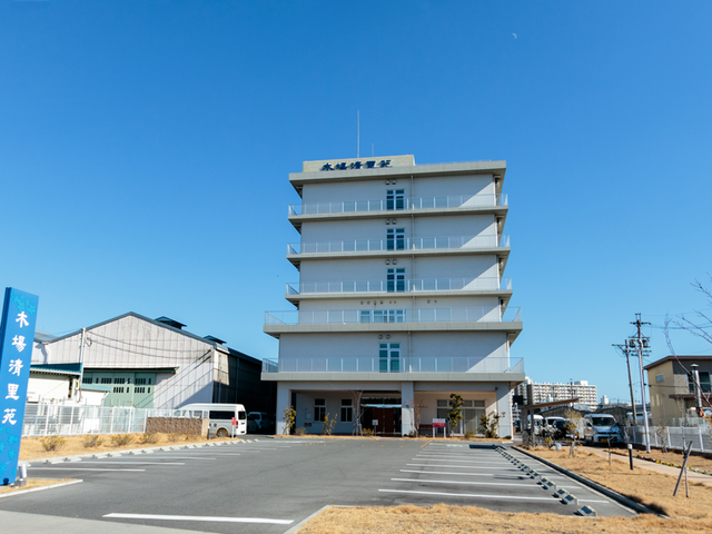 広々とした建物の外観 外観 すっきりとしたデザインの外観です。周りに充分な空間があり、明るい印象を受けます。