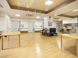 広々とした明るいラウンジ