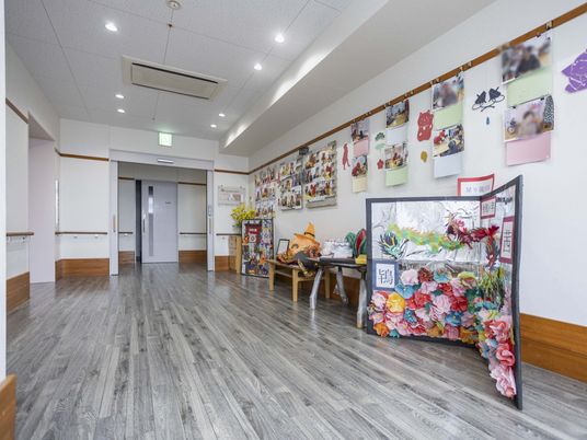 広々とした展示が並ぶ廊下