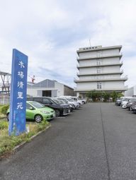 広い駐車場の建物外観