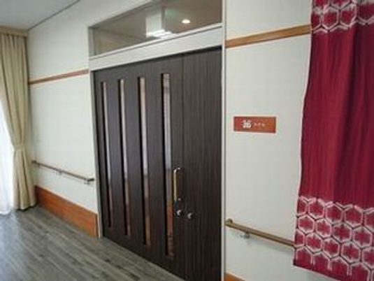 ゆったりとした居室のドア