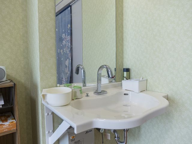 使いやすい洗面台 洗面台 広々としたデザインで、車椅子の方も利用しやすく、快適な毎日をサポートします。