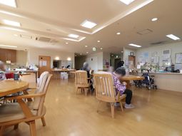 広々とした明るい食堂