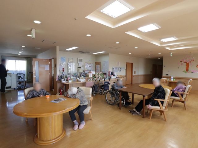 居心地の良い広々ダイニング 共有スペース 明るく開放感のあふれるダイニングルームです。円卓を囲んで憩いの時間をご利用者様がお過ごしになっています。