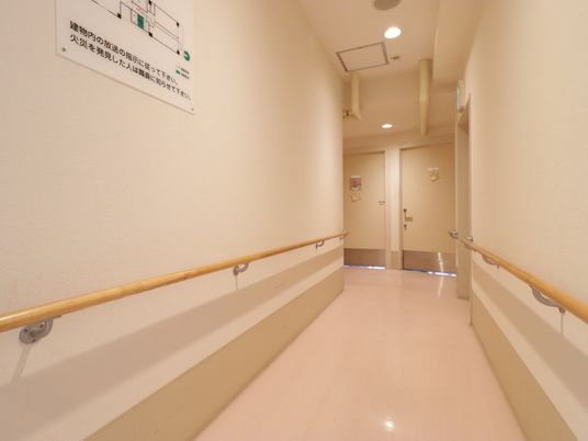 手すり付き明るい廊下