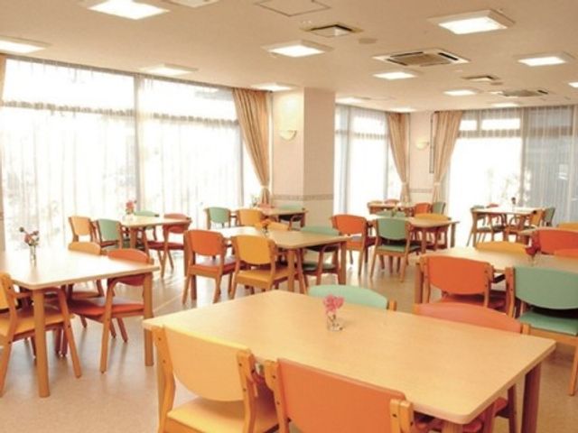 明るい食堂の様子 食堂 日差しの入る広々とした食堂です。テーブルには花が飾られ、快適な食事時間を過ごせそうです。