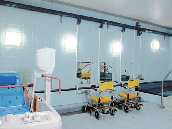 機能訓練用プールと機器