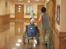 廊下を歩く人々の背中