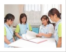 スタッフが情報共有する様子