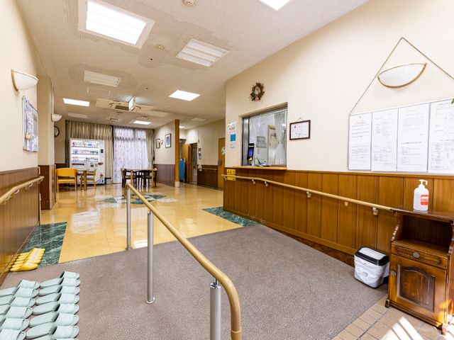 清潔感のあるロビー風景 玄関 広々とした受付エリアが心地よい歓迎を表しています。明るく開放的な雰囲気が漂う空間です。