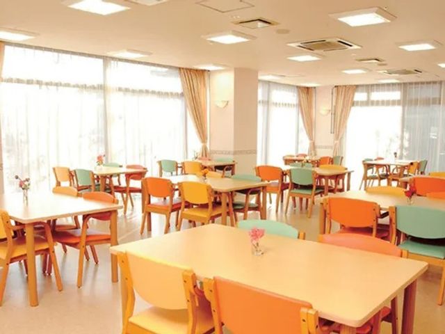 明るい食堂 食堂   大きな窓から自然光が差し込む、開放感のある食堂です。テーブル配置にゆとりがあり、落ち着いて食事しやすい雰囲気です。