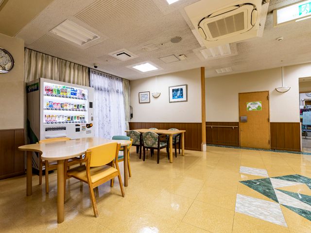 休憩スペースと自動販売機 共有スペース 明るい休憩スペースには、日々の憩いを楽しむ自動販売機が備わっています。