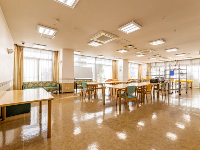 広々とした明るい食堂 共有スペース 陽光あふれる広い空間で、心地よい食事のひとときを。充実した設備が整えられた環境です。