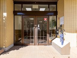 入り口と看板の明るい場所