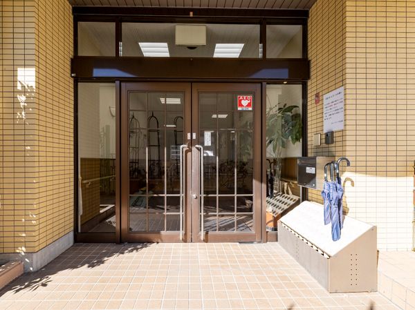 入り口と看板の明るい場所