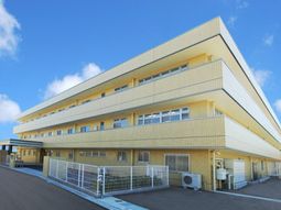 黄色い建物の外観