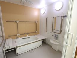 バリアフリー設計の浴室