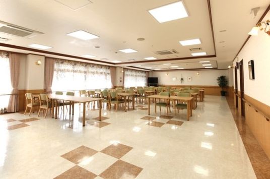 広々とした明るい食堂