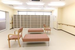 多目的室の椅子とベンチ