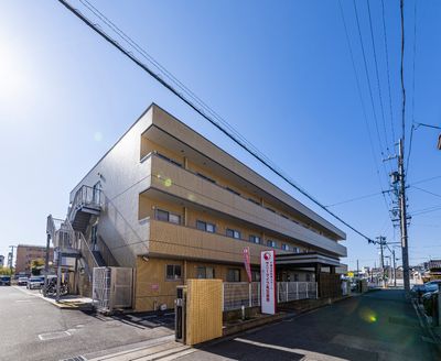 晴れた空の下の建物外観