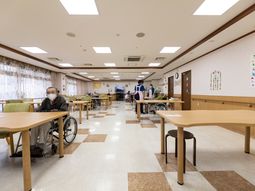 広々とした明るい食堂