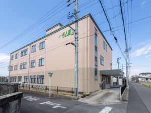 ピンク色の建物外観