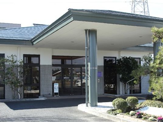 建物正面のエントランス  