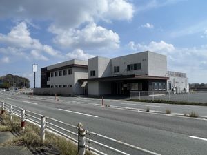 広々とした建物外観