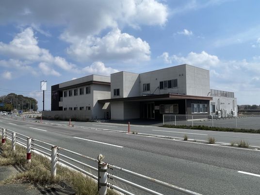 広々とした建物外観