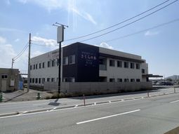 広い道路沿いの建物