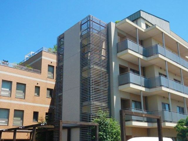モダンな建物の外観 外観   爽やかな青空に映える、近代的なデザインの建物。緑が豊かで、快適な環境が整っています。