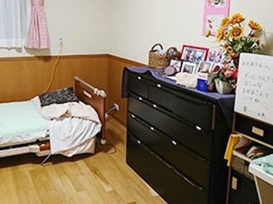 ベッドと収納家具のある居室  