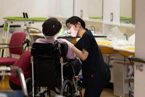 スタッフと対話する姿