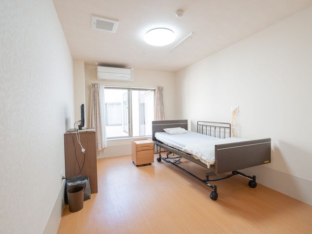 明るい居室 居室 自然光が差し込む、清潔で落ち着いた個室環境です。快適に過ごせる工夫が施されています。