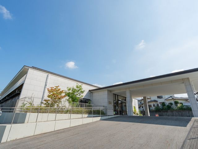明るい建物の外観 外観 広くて清潔感のあるエントランスは、働く人にとっても快適な環境を提供しています。