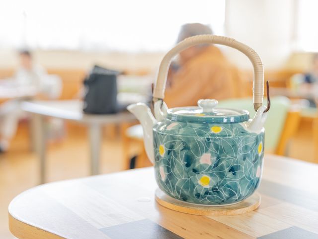 ゆったりとした喫茶エリア ラウンジ くつろぎの空間でお茶を楽しめます。職員も利用者もゆったりと過ごせる憩いの場所です。