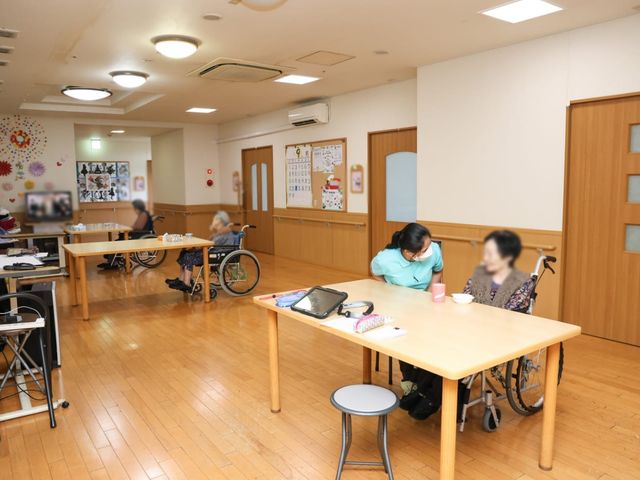 明るい共有スペース リビング 広々とした明るい空間で、車椅子の方でもテーブルを囲んでゆっくりと過ごせます。
