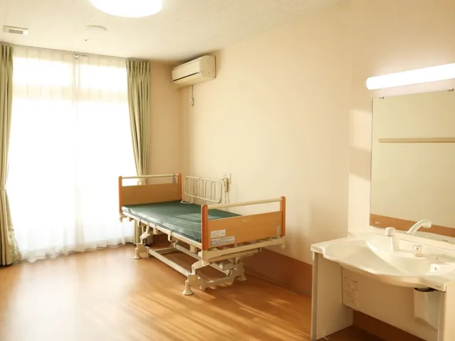 広々とした居室 居室 自然光が差し込むモダンな居室です。清潔感があり、快適なケアをサポートします。