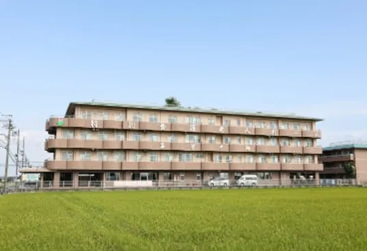田園に囲まれた建物外観