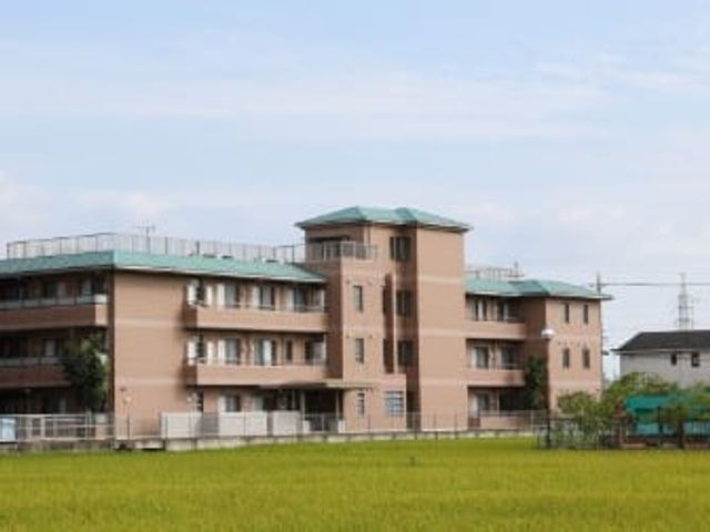 建物外観 外観   広い敷地に建つ落ち着いた色合いの建物です。周囲に開けた景色があり、ゆったりした環境が伝わります。