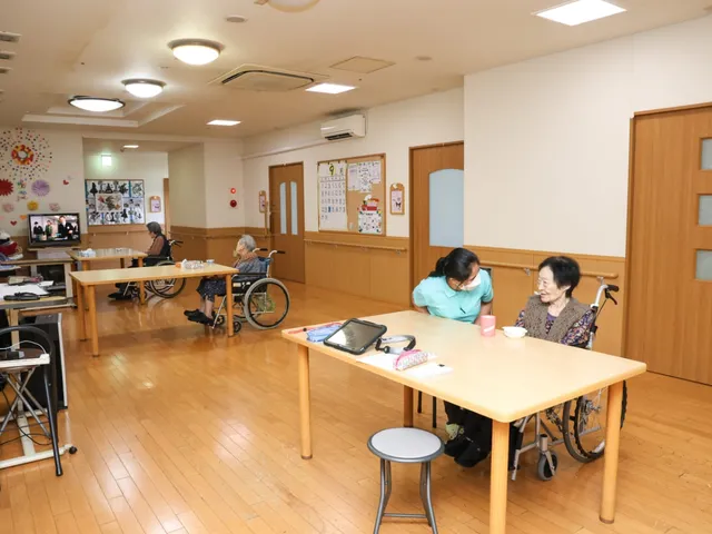 温かい雰囲気の室内 ラウンジ 自然光が差し込む、温かな雰囲気が魅力の共有スペースです。リラックスした会話が楽しめます。