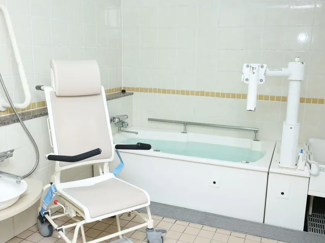 使いやすい浴室 浴室 移動が楽な設備が整った空間で、誰でも安心して利用できます。リラックスできるよう配慮されています。