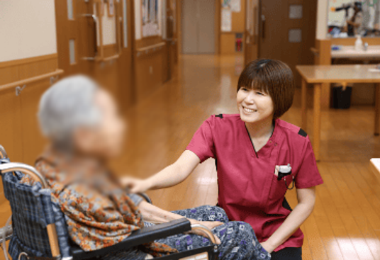 会話する職員と入居者がいる廊下