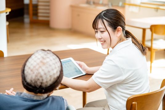 和やかな相談風景の居室  