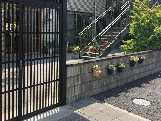 植木のある施設外観  